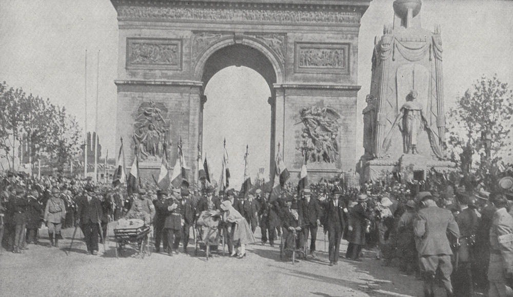  Start of the triumphal parade on the avenue of the great army – credit: Charles Duvent